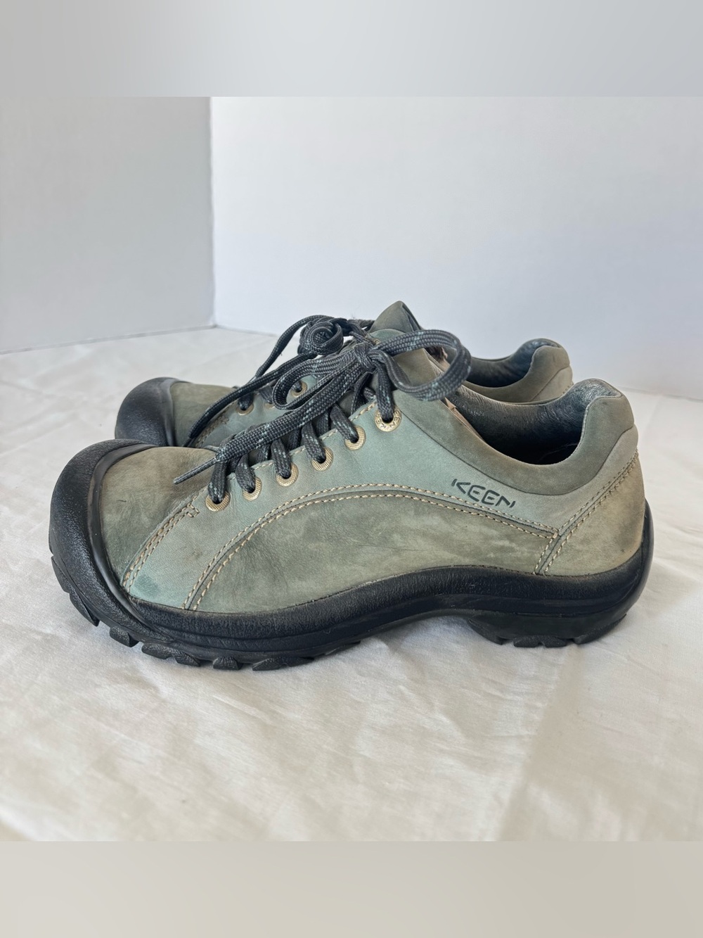 Keen Women's Low-Cut walking Shoes Size 8.5